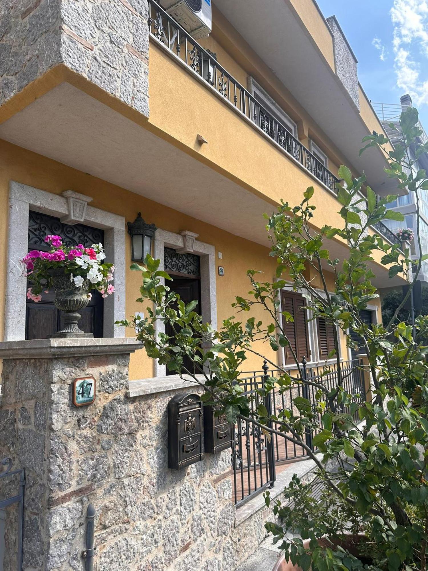Gloden House Apartments Таорміна Екстер'єр фото