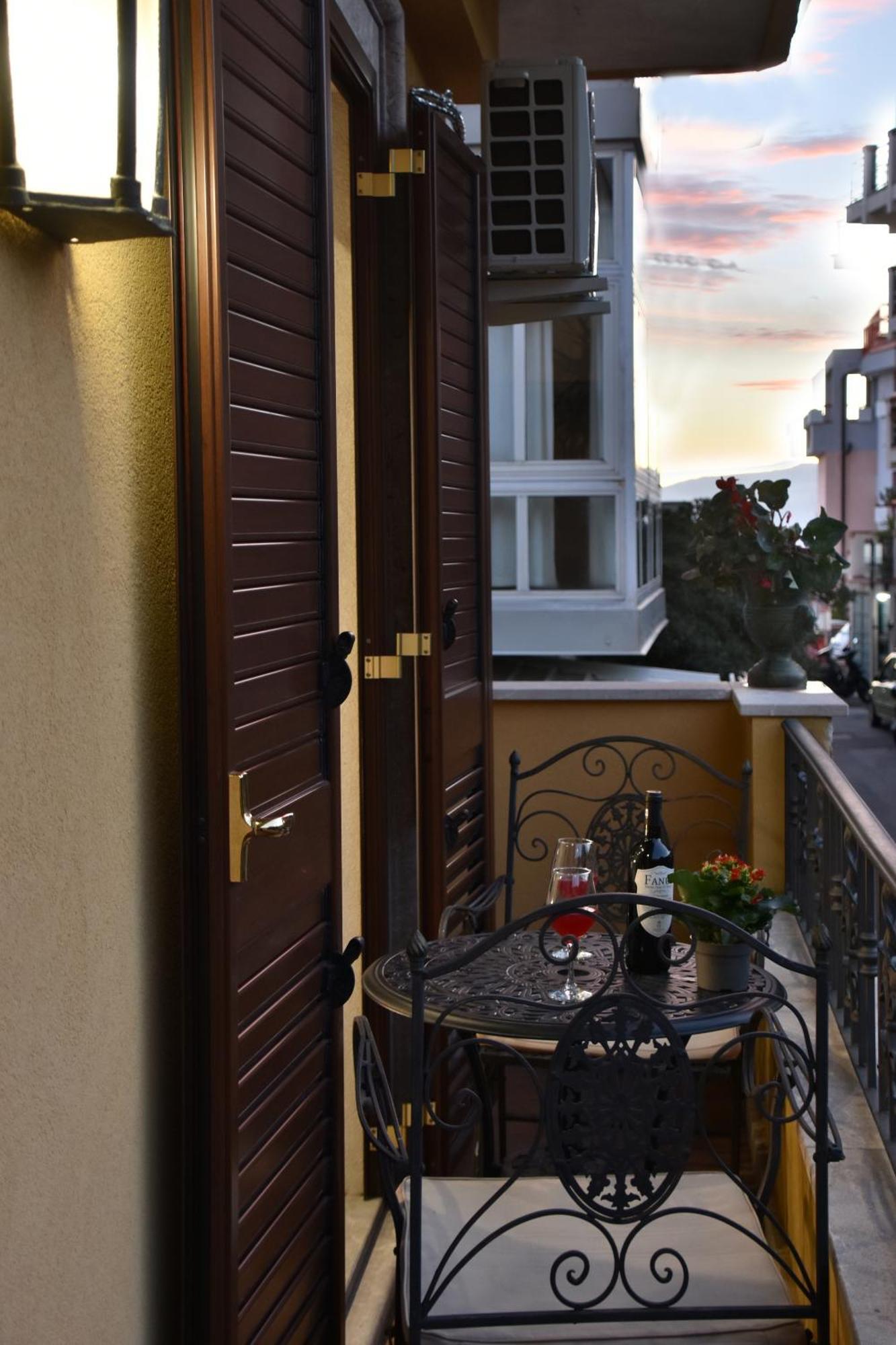 Gloden House Apartments Таорміна Екстер'єр фото
